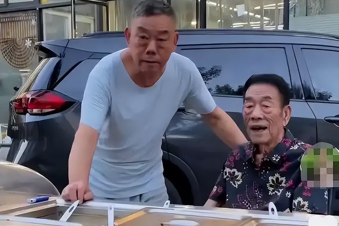华子93岁的杨少华终于开始“享福”了OG真人平台大口吃肉大碗喝酒、爱抽(图4)