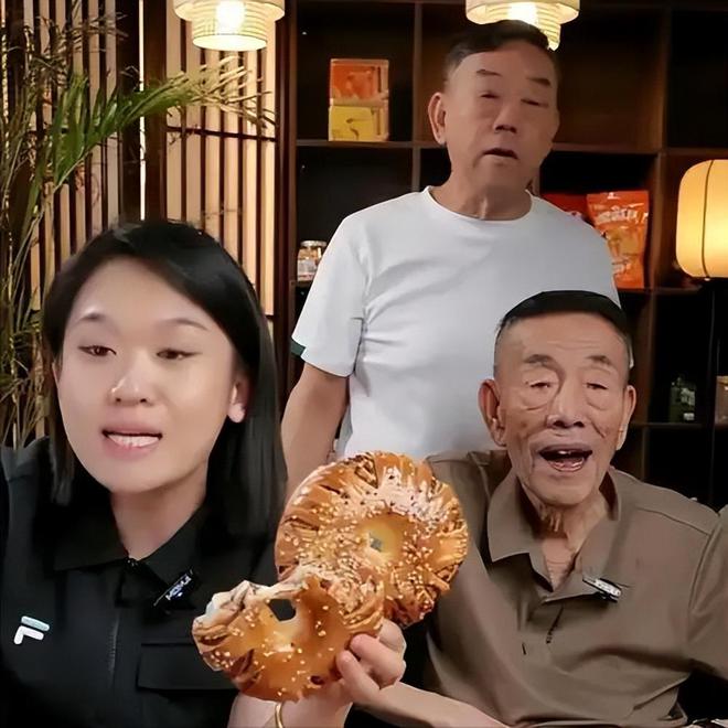 华子93岁的杨少华终于开始“享福”了OG真人平台大口吃肉大碗喝酒、爱抽(图21)