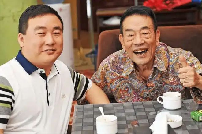 华子93岁的杨少华终于开始“享福”了OG真人平台大口吃肉大碗喝酒、爱抽(图14)