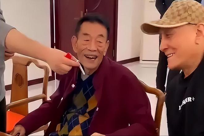 华子93岁的杨少华终于开始“享福”了OG真人平台大口吃肉大碗喝酒、爱抽(图12)