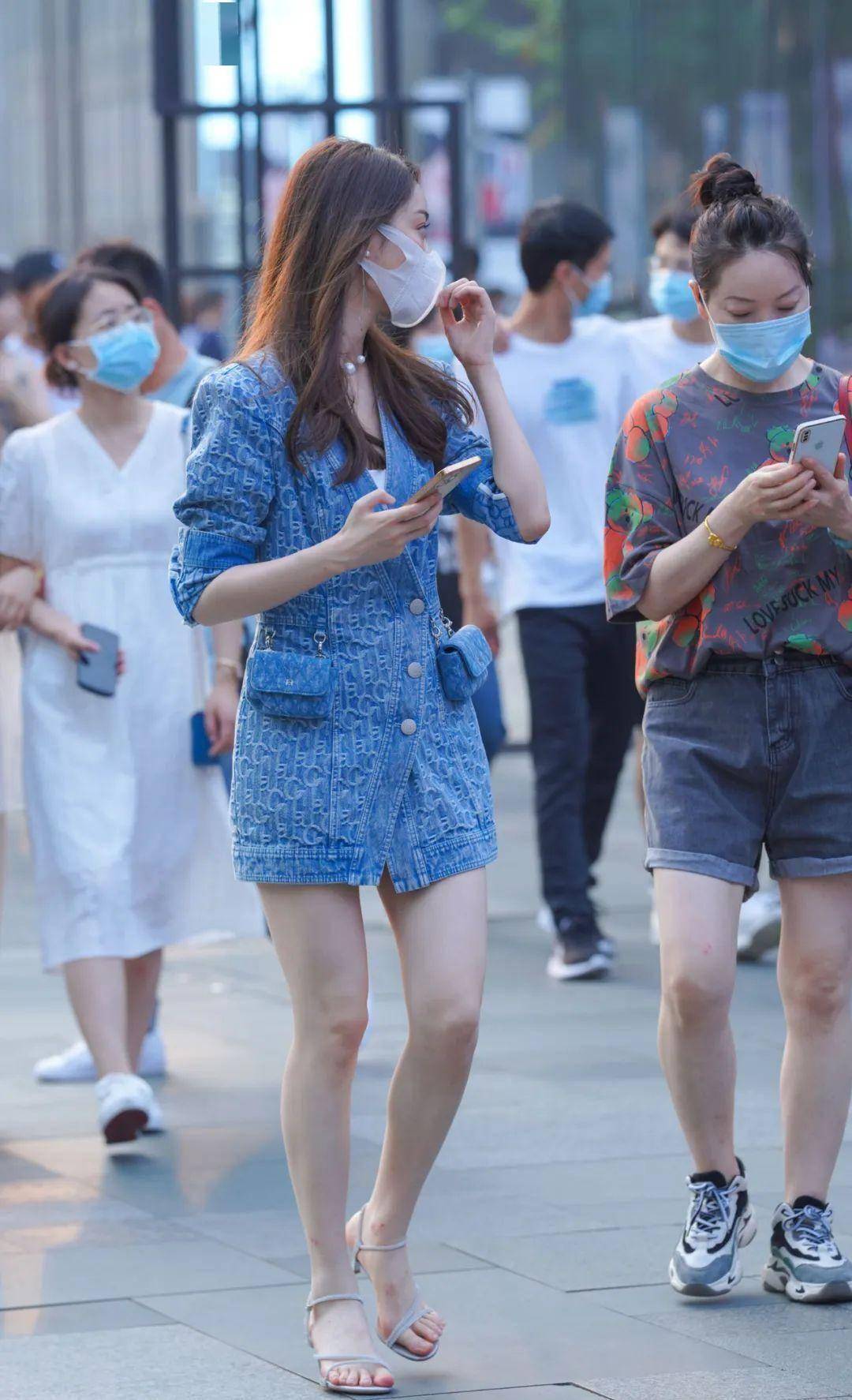 自信小姐姐时尚搭配秘诀OG视讯玉足惊艳夏日(图3)