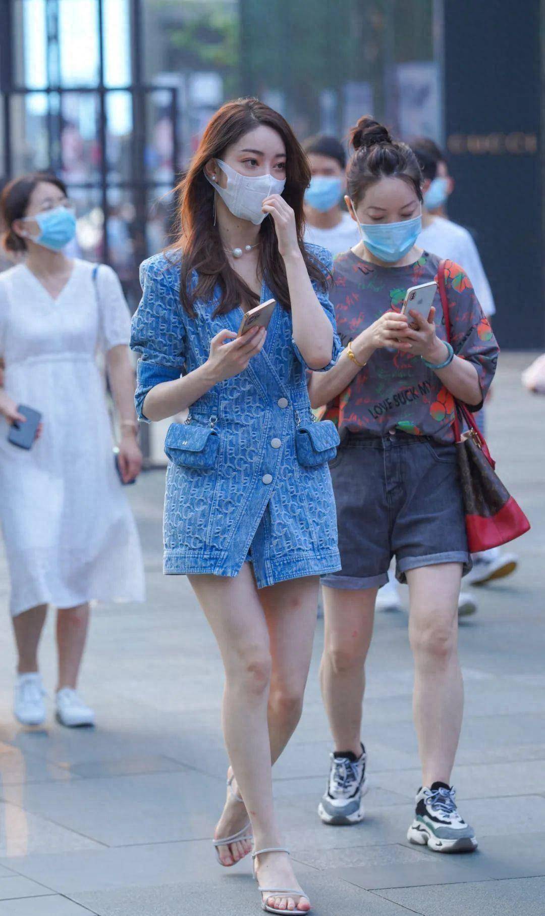 自信小姐姐时尚搭配秘诀OG视讯玉足惊艳夏日(图4)
