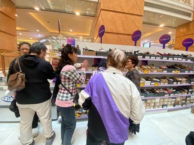 几百美元的鞋子现在一百多块拿下”外贸好东西卖爆了→OG真人平台不出口美国了上海市民疯狂“捡漏”！“好(图4)